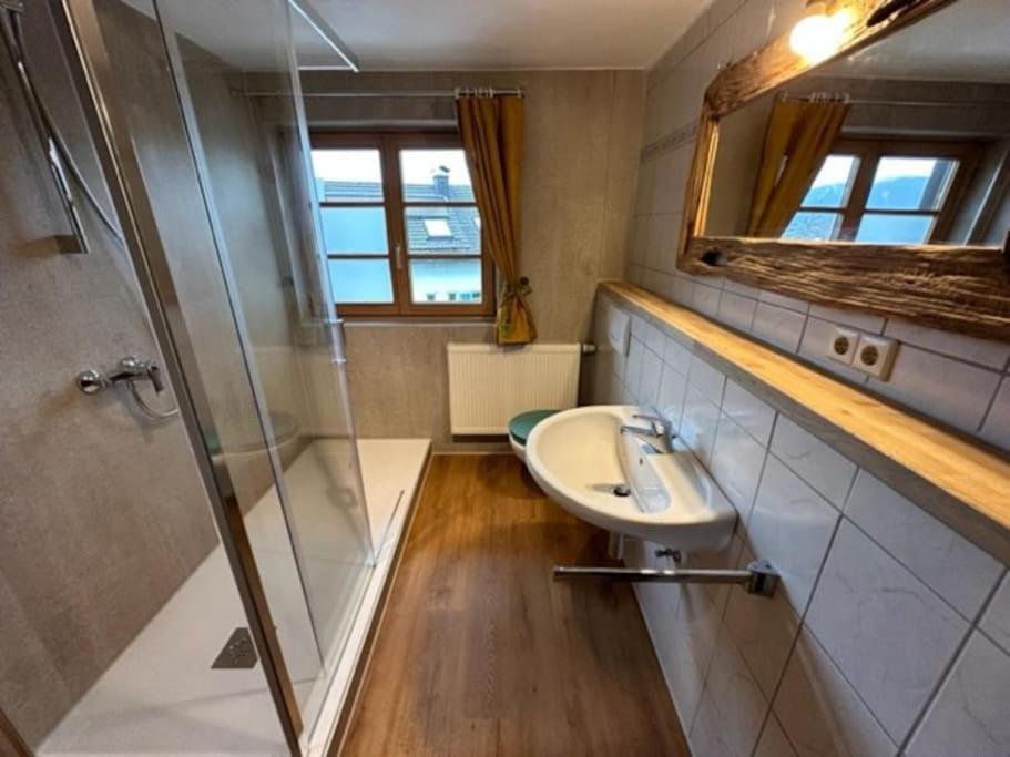 Charmante Farbenfrohe Wohnung Fuer Zwei Fischbachau Buitenkant foto