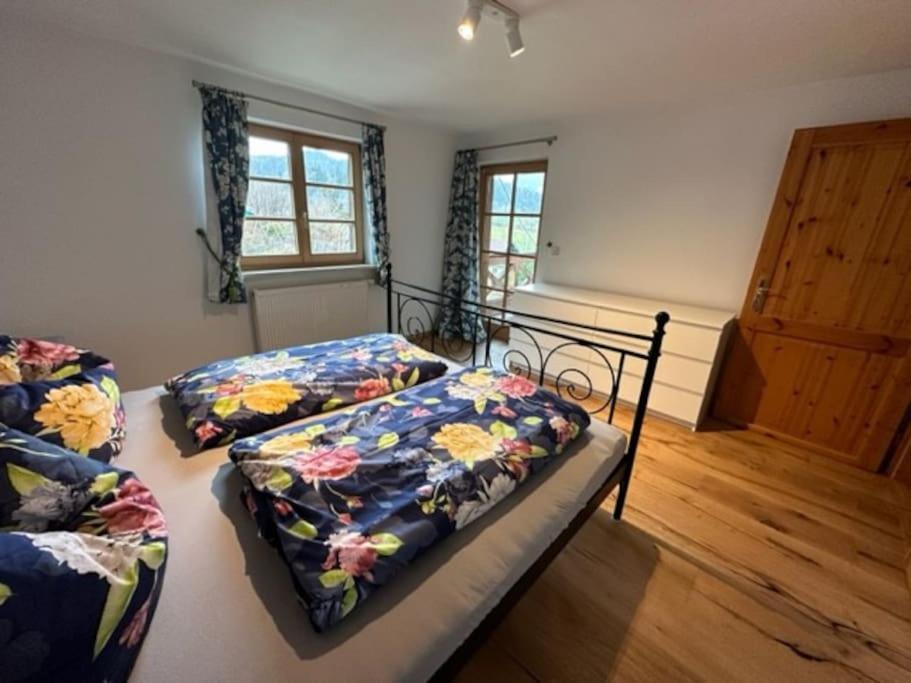 Charmante Farbenfrohe Wohnung Fuer Zwei Fischbachau Buitenkant foto